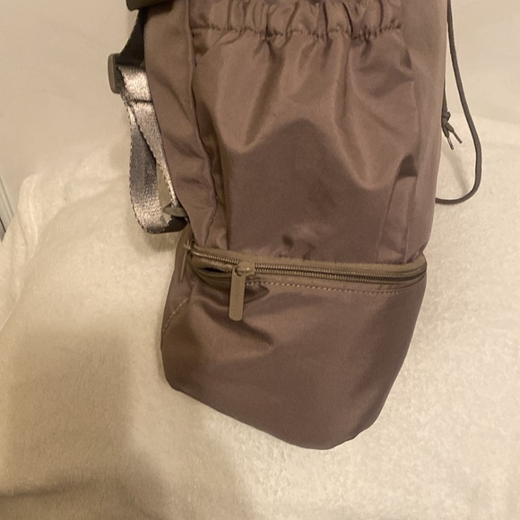 Beyond yoga back pack color gray - Picture 3 of 7